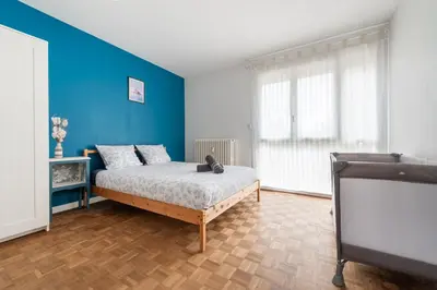 Un ou plusieurs lits dans un hébergement de l'établissement Maison familiale avec jardin - 5 chambres