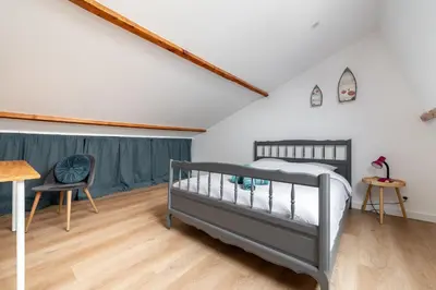 Un ou plusieurs lits dans un hébergement de l'établissement Maison familiale avec jardin - 5 chambres