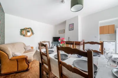 Coin salon dans l'établissement Maison familiale avec jardin - 5 chambres
