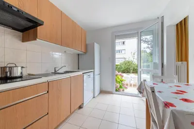 Cuisine ou kitchenette dans l'établissement Maison familiale avec jardin - 5 chambres