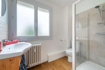 Salle de bains dans l'établissement Maison familiale avec jardin - 5 chambres