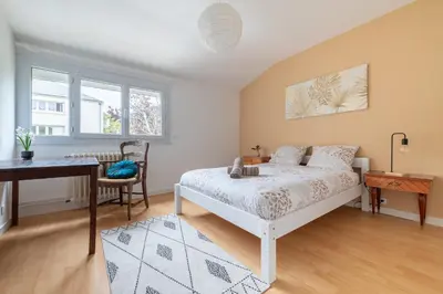 Un ou plusieurs lits dans un hébergement de l'établissement Maison familiale avec jardin - 5 chambres