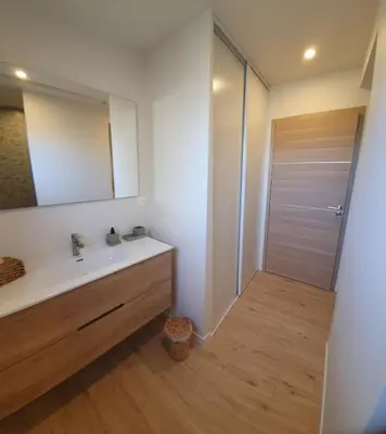 Un ou plusieurs lits dans un hébergement de l'établissement Maison de plage Manoga