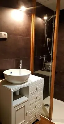 Salle de bains dans l'établissement L'Ancre du Bessin - Proximité Bayeux et plages du débarquement - D-DAY - Spa en option - Accessible PMR