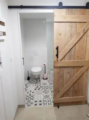 Salle de bains dans l'établissement les saisonnières 18 personnes avec piscine