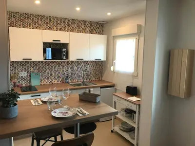 Cuisine ou kitchenette dans l'établissement En plein cœur de Port en Bessin - Côté Mer