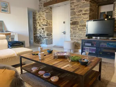 Télévision ou salle de divertissement dans l'établissement Charmy