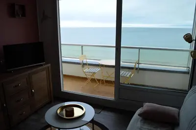 Vue générale sur la mer ou vue sur la mer prise depuis l'appartement