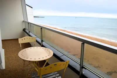 Vue générale sur la mer ou vue sur la mer prise depuis l'appartement
