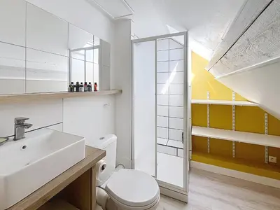 Salle de bains dans l'établissement Maison de vacances à 350m de la plage avec jardin, véranda et Wi-Fi gratuit - FR-1-361-525