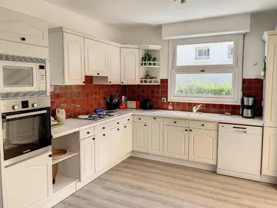 Cuisine ou kitchenette dans l'établissement Maison de vacances à 350m de la plage avec jardin, véranda et Wi-Fi gratuit - FR-1-361-525