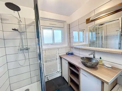 Salle de bains dans l'établissement Maison de vacances à 350m de la plage avec jardin, véranda et Wi-Fi gratuit - FR-1-361-525