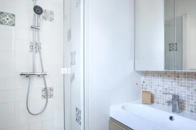 Salle de bains dans l'établissement Terrasse de Chimay - Charmant apt dans résidence front de mer