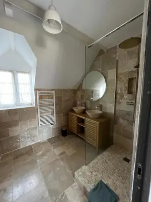 Salle de bains dans l'établissement Maison avec cheminée ancienne - Proche Cabourg
