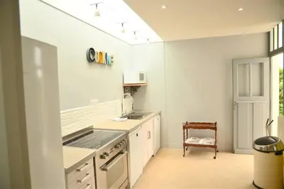 Cuisine ou kitchenette dans l'établissement Vaste Maison de 300 m2 en forme de bateau pour 15 L'Iliade