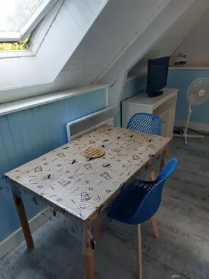 Télévision ou salle de divertissement dans l'établissement Studio 6 proche du port