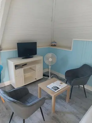 Télévision ou salle de divertissement dans l'établissement Studio 6 proche du port