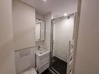 Salle de bains dans l'établissement Cosy Plage-Accès privé à la Mer