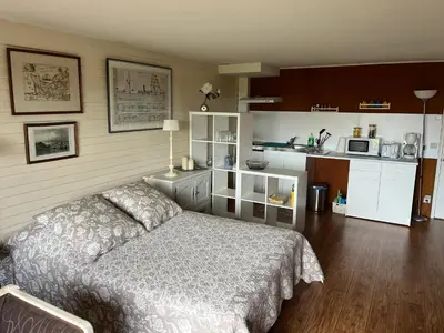 Un ou plusieurs lits dans un hébergement de l'établissement Grand Studio Vue Mer et Jardin