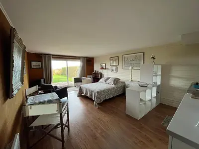 Un ou plusieurs lits dans un hébergement de l'établissement Grand Studio Vue Mer et Jardin