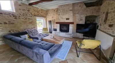 Télévision ou salle de divertissement dans l'établissement Chambre Colomby Kaabi