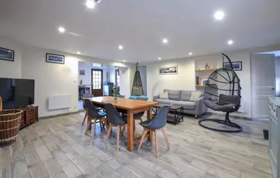 Coin salon dans l'établissement Nice Home In Quettehou With Kitchen