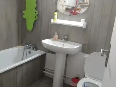 Salle de bains dans l'établissement Appartement T2 - Port de Courseulles avec Parking - FR-1-746-10