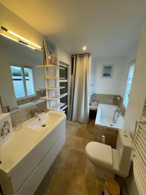 Salle de bains dans l'établissement Maison port guillaume