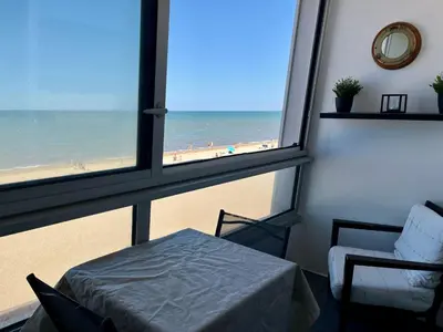Vue générale sur la mer ou vue sur la mer prise depuis l'appartement