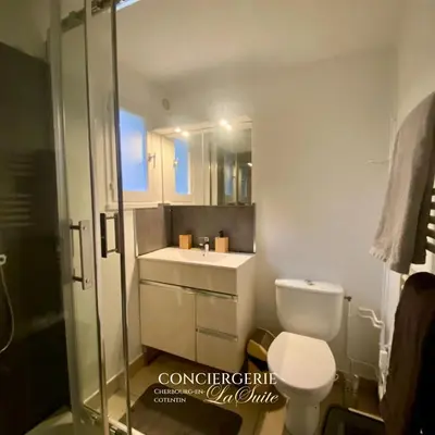 Salle de bains dans l'établissement Le Calypso