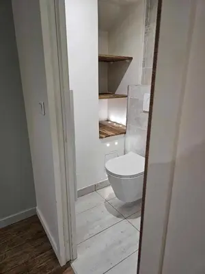 Salle de bains dans l'établissement un petit studio moderne et conviviale