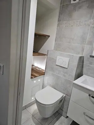 Salle de bains dans l'établissement un petit studio moderne et conviviale