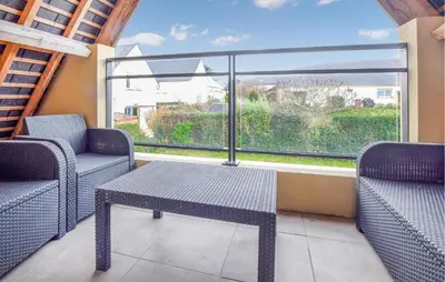Coin salon dans l'établissement 2 Bedroom Cozy Home In Gouville-Sur-Mer