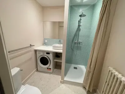 Salle de bains dans l'établissement Ajania, Appt avec parking et petit jardin privé