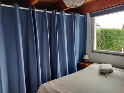 Un ou plusieurs lits dans un hébergement de l'établissement Maison calme et lumineuse de plain-pied, jardin et piscine