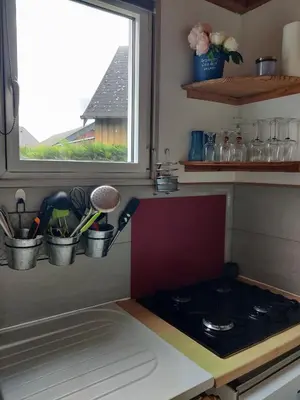 Cuisine ou kitchenette dans l'établissement Maison calme et lumineuse de plain-pied, jardin et piscine