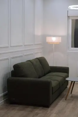 Coin salon dans l'établissement Appartement mezzanine contemporain hypercentre Caen - chez Jannie