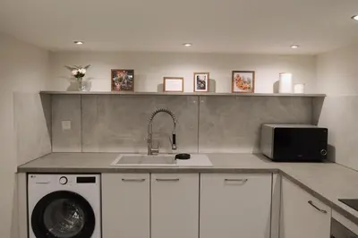 Cuisine ou kitchenette dans l'établissement Appartement mezzanine contemporain hypercentre Caen - chez Jannie