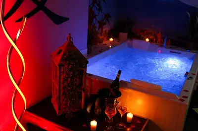 Piscine de l'établissement Le Jade Rouge - Love Gîte Japonais en Normandie ou située à proximité