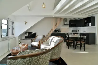 Coin salon dans l'établissement LOstra 2 - Appartement avec mezzanine, front de mer à Cancale sur le Port de La Houle