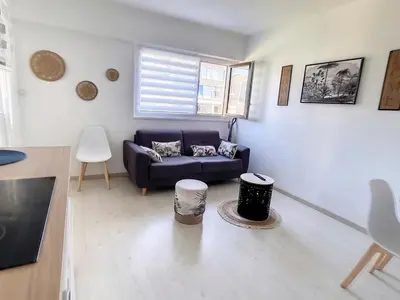 Coin salon dans l'établissement Appartement à 500m de la mer, 4 couchages, parking sécurisé - FR-1-746-15