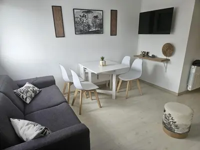 Coin salon dans l'établissement Appartement à 500m de la mer, 4 couchages, parking sécurisé - FR-1-746-15