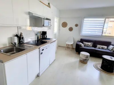 Cuisine ou kitchenette dans l'établissement Appartement à 500m de la mer, 4 couchages, parking sécurisé - FR-1-746-15