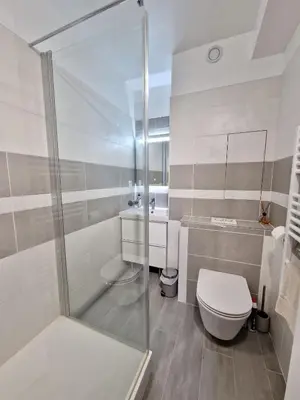 Salle de bains dans l'établissement Rez-de-jardin bord de mer