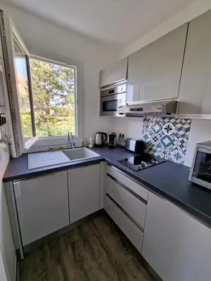 Cuisine ou kitchenette dans l'établissement Rez-de-jardin bord de mer