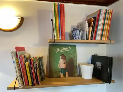 Bibliothèque dans la maison de vacances