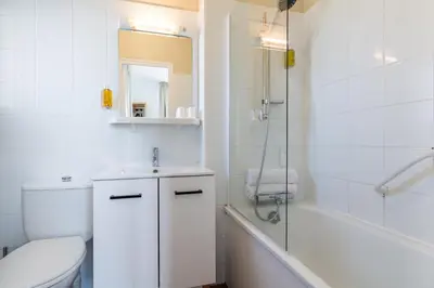 Salle de bains dans l'établissement Hôtel De La Plage