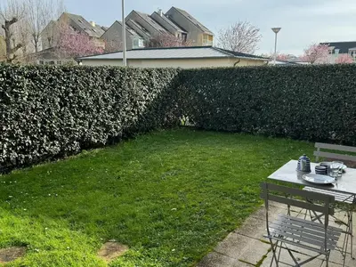 Jardin de l'établissement Appartement Moderne T2, Rez-de-Jardin, Proche Plage et Centre Ville, Parking, Wifi, Animaux Acceptés - FR-1-487-362