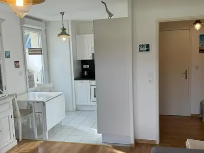 Cuisine ou kitchenette dans l'établissement Appartement Moderne T2, Rez-de-Jardin, Proche Plage et Centre Ville, Parking, Wifi, Animaux Acceptés - FR-1-487-362