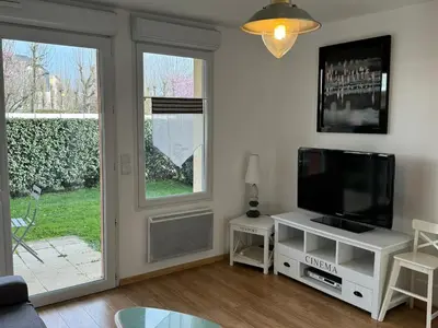 Télévision ou salle de divertissement dans l'établissement Appartement Moderne T2, Rez-de-Jardin, Proche Plage et Centre Ville, Parking, Wifi, Animaux Acceptés - FR-1-487-362